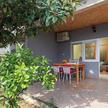 Apartment Sea Breeze Duce