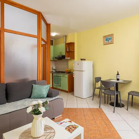 Apartment Sea Breeze Duce